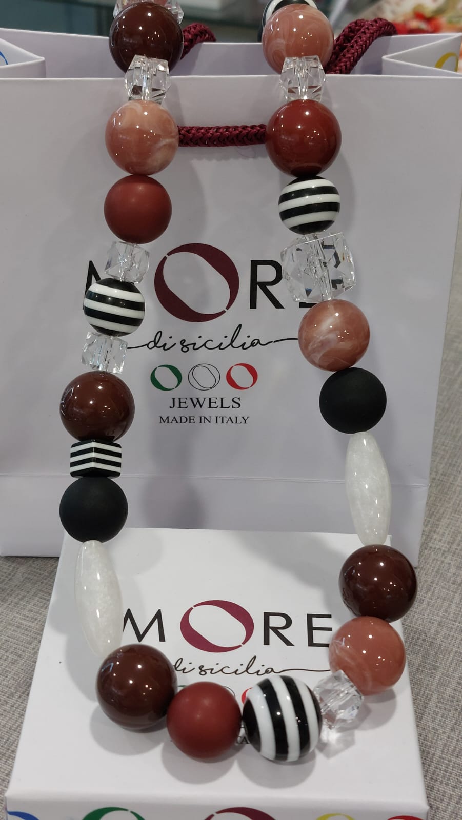 Collana con pietre e sfere