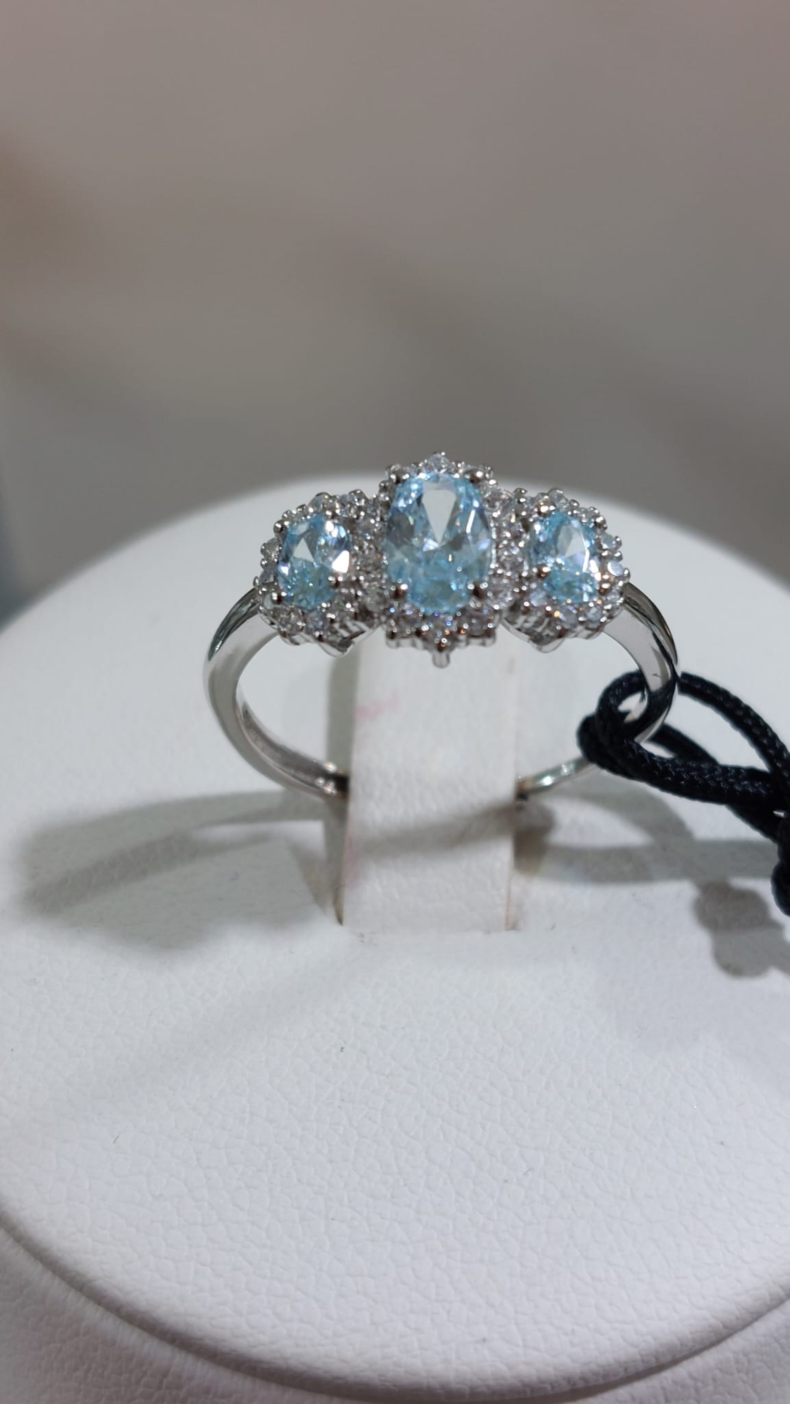 Anello trilogy argento 925 regolabile con zirconi acqua marina e contorno zirconi bianchi