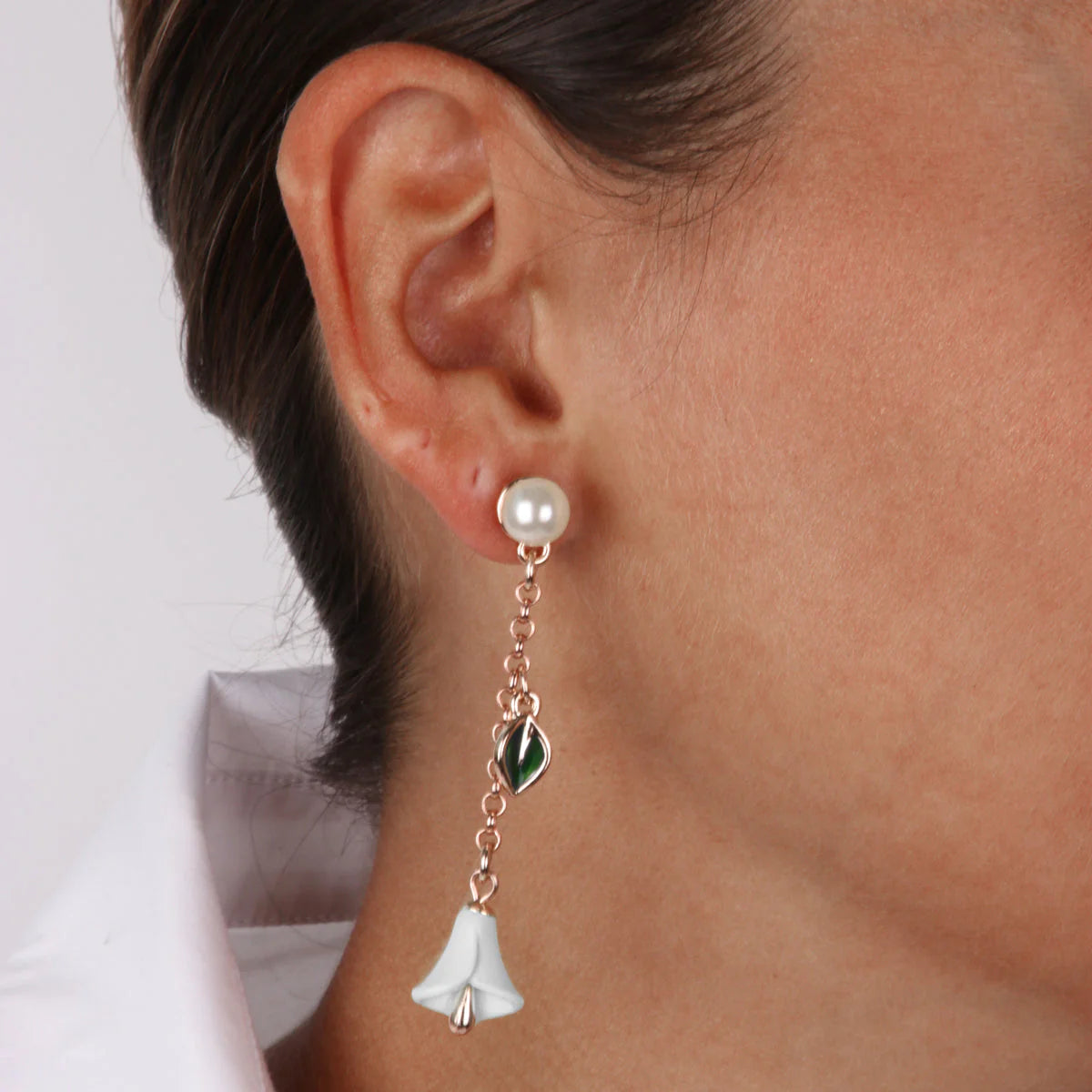 Orecchini in Metallo con dettaglio a lobo in perla bianca e campanelle pendenti a forma di calla