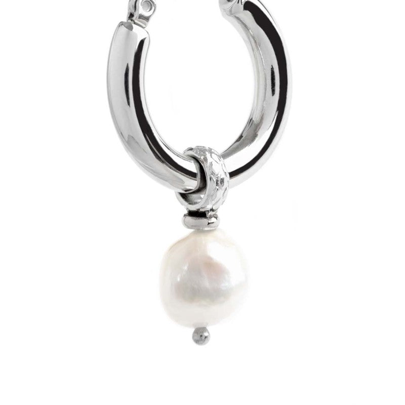 Orecchino a cerchio con perla pendente