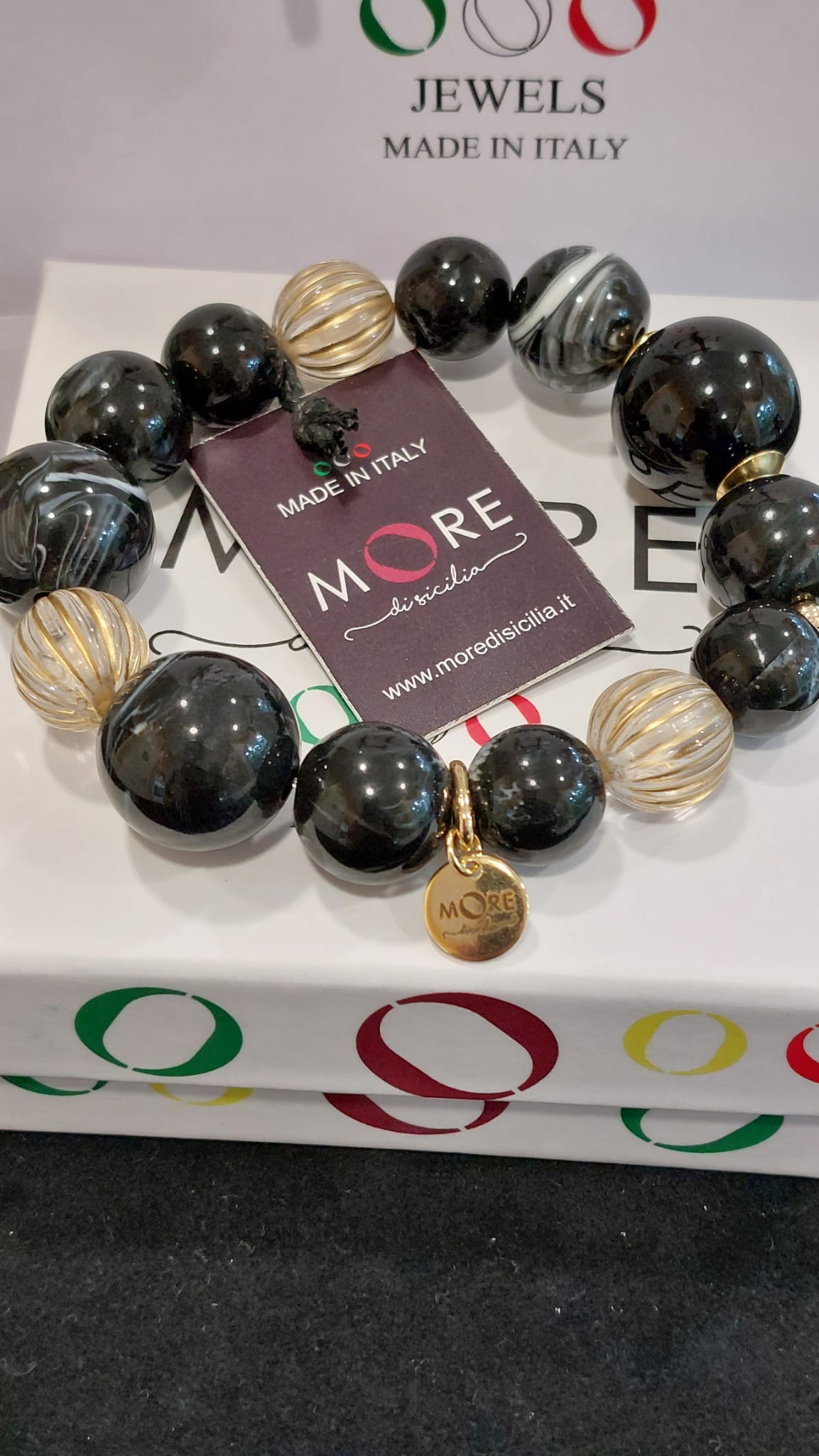 Bracciale con sfere e resina