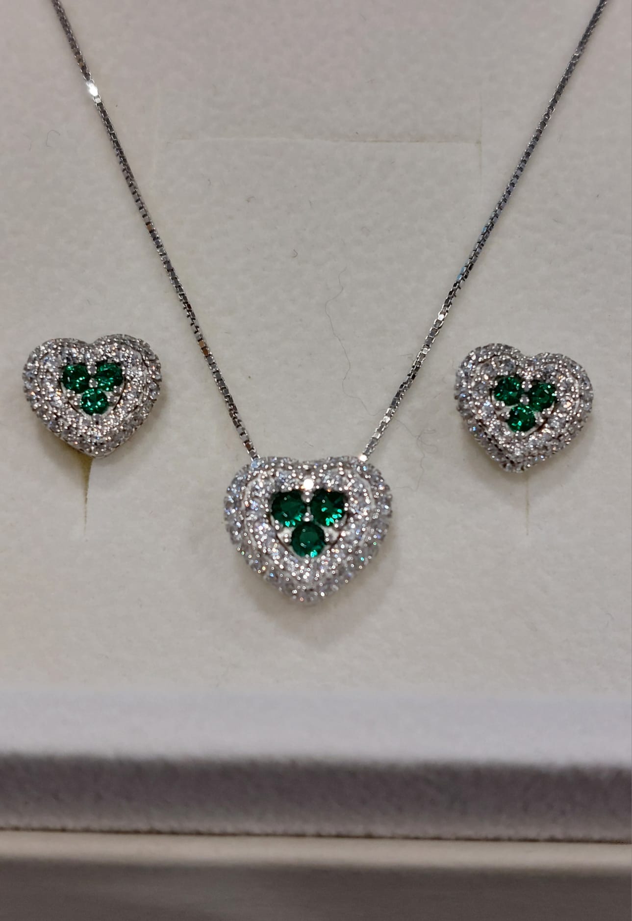Parure in argento 925 a cuore con zirconi centrali verdi e contorno zirconi bianchi