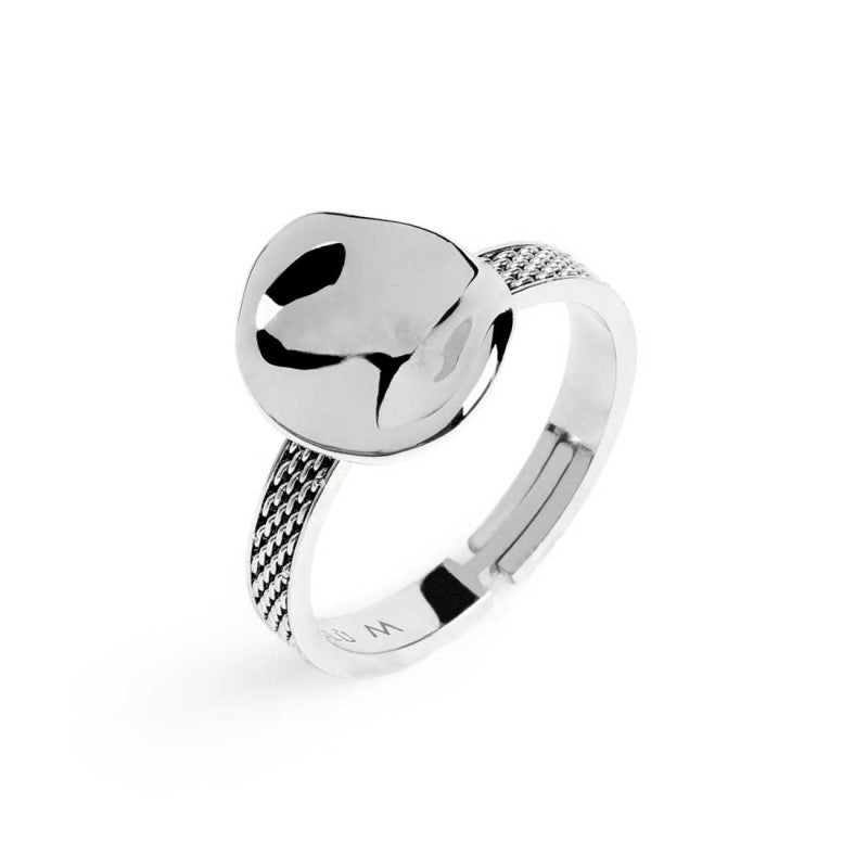 Anello con bottone martellato