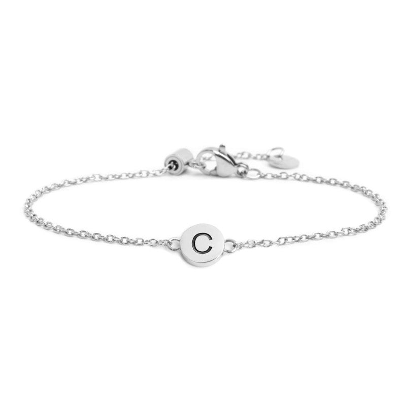 Bracciale con lettera smaltata