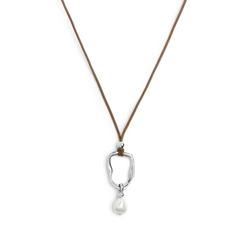 Collana cordino con pendente a forma organica con perla
