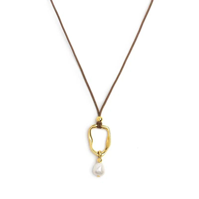 Collana cordino con pendente a forma organica con perla