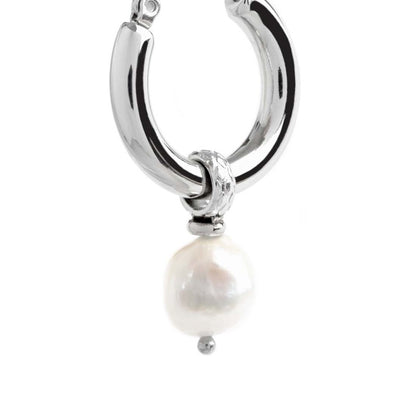 Orecchino a cerchio con perla pendente